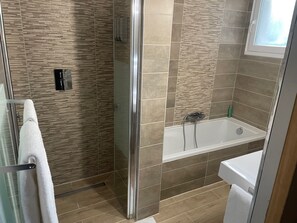 Quarto triplo superior | Banheiro | Produtos de toalete grátis, secador de cabelo, toalhas de banho 