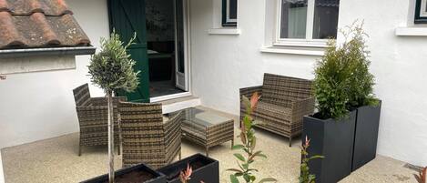 Superior Triple Room | Desk, free cribs/infant beds, free WiFi, bed sheets