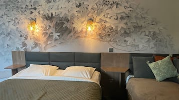 Superior Triple Room | Desk, free cribs/infant beds, free WiFi, bed sheets