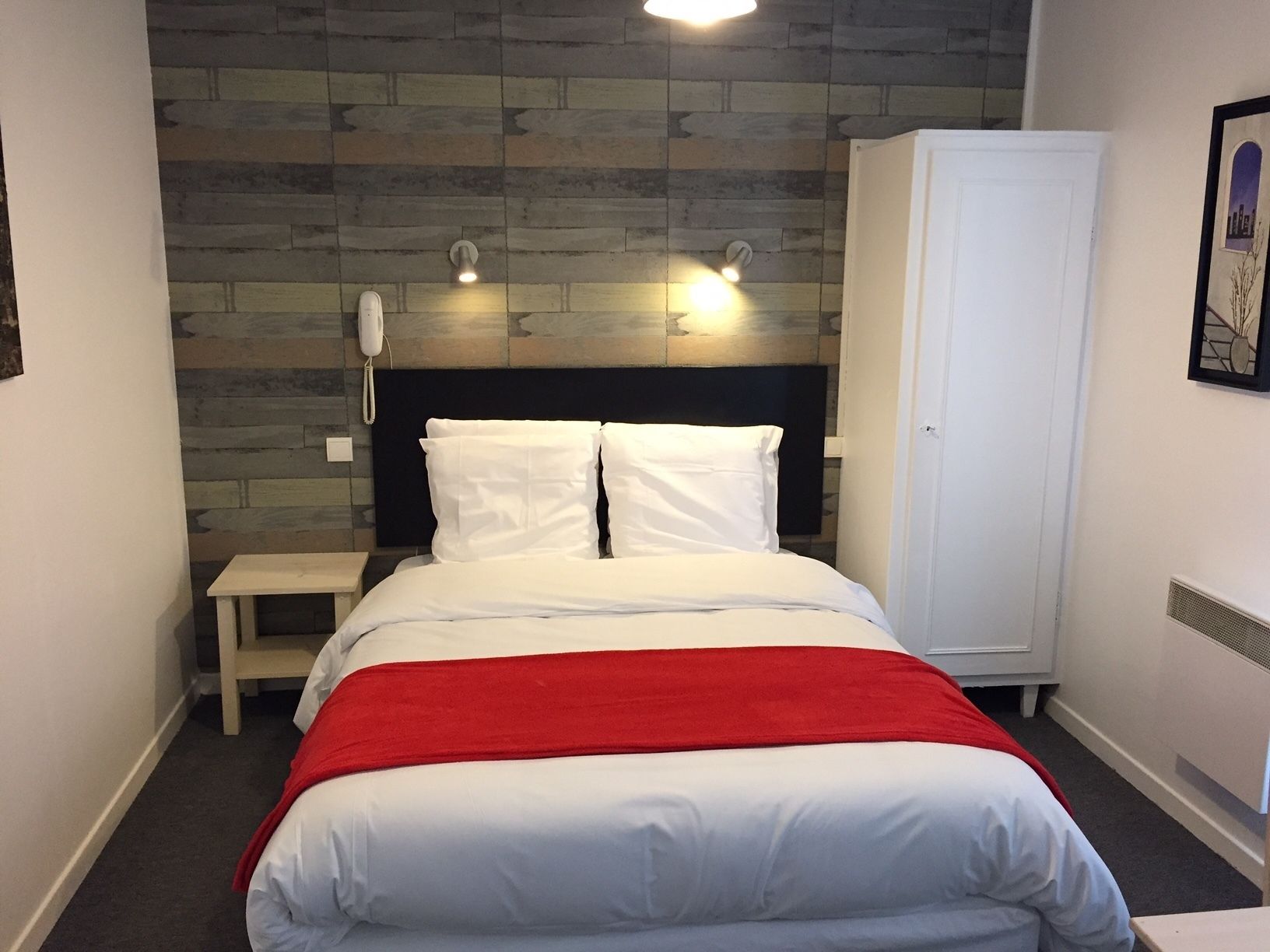 desk, free cots/infant beds, free wifi, bed sheets