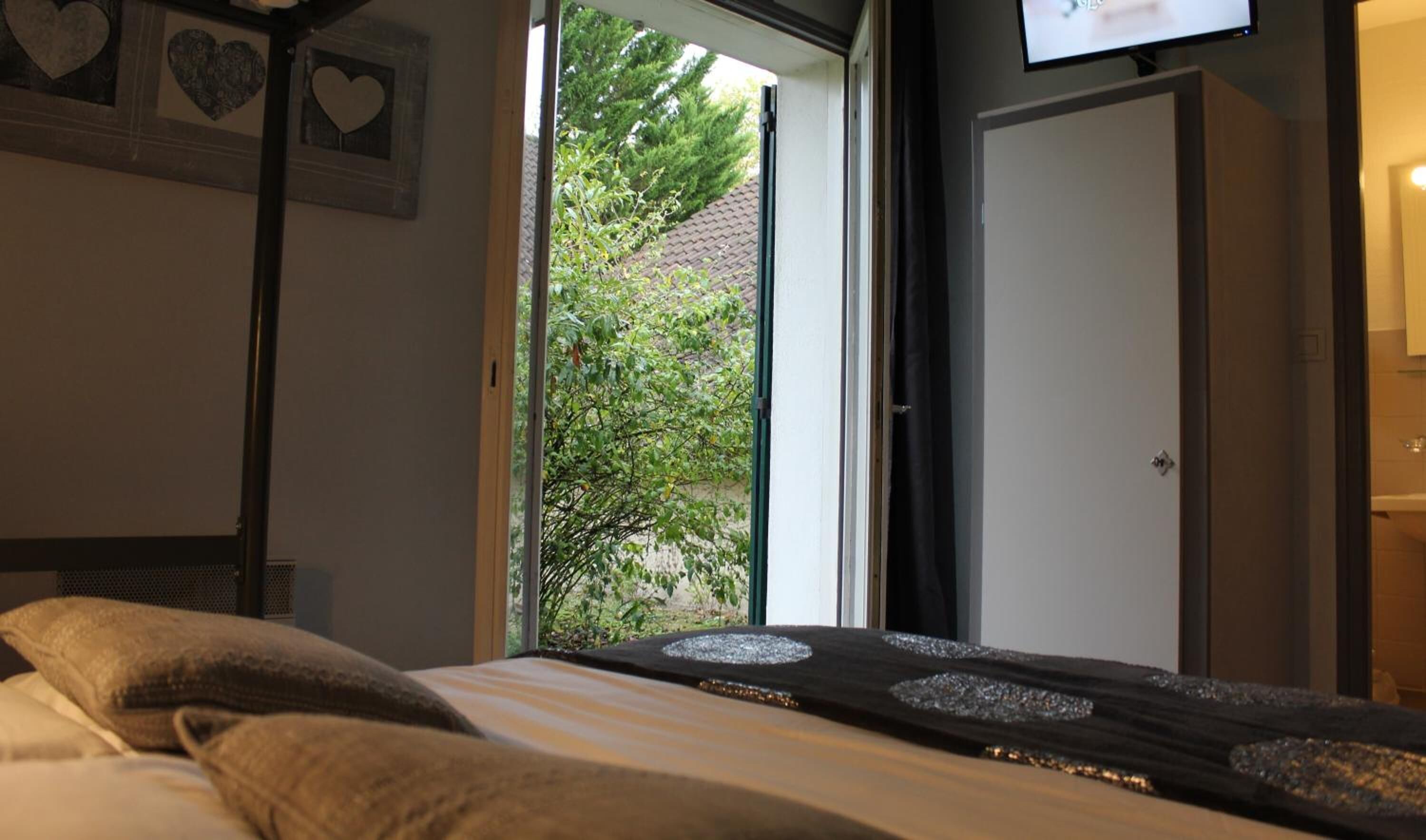 Bureau, lits bébé (gratuits), Wi-Fi gratuit, draps fournis