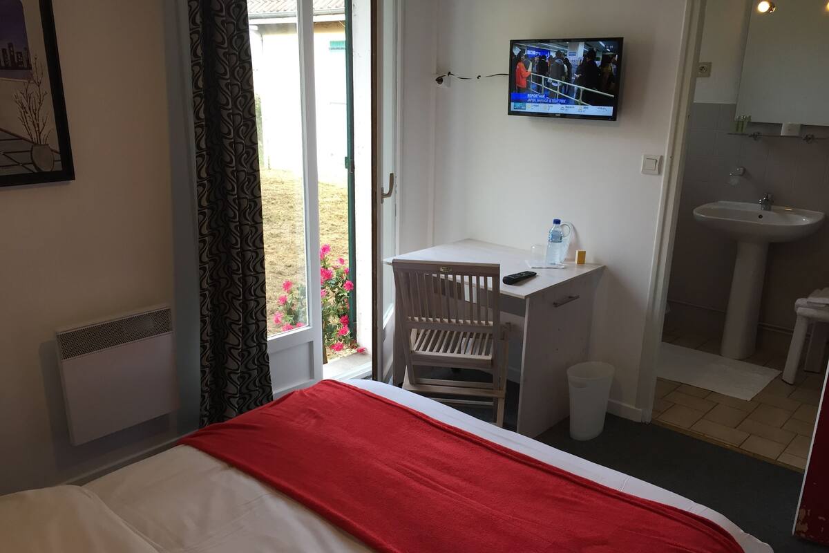 Habitación doble, vista al jardín | Escritorio, insonorización, cunas gratuitas y wifi gratis 