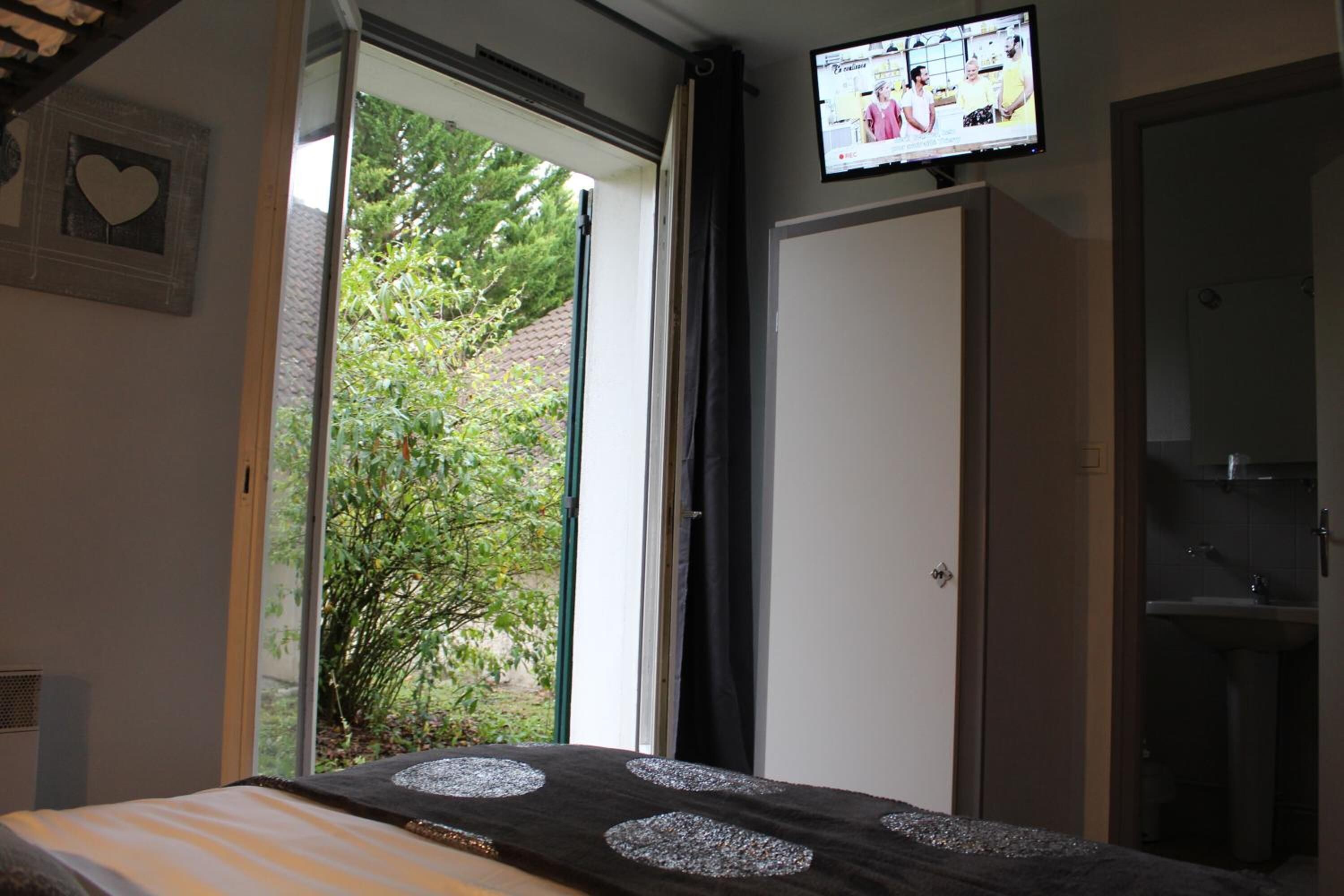 desk, free cots/infant beds, free wifi, bed sheets