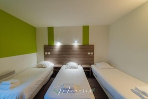 1 habitación, escritorio, tabla de planchar con plancha y wifi gratis