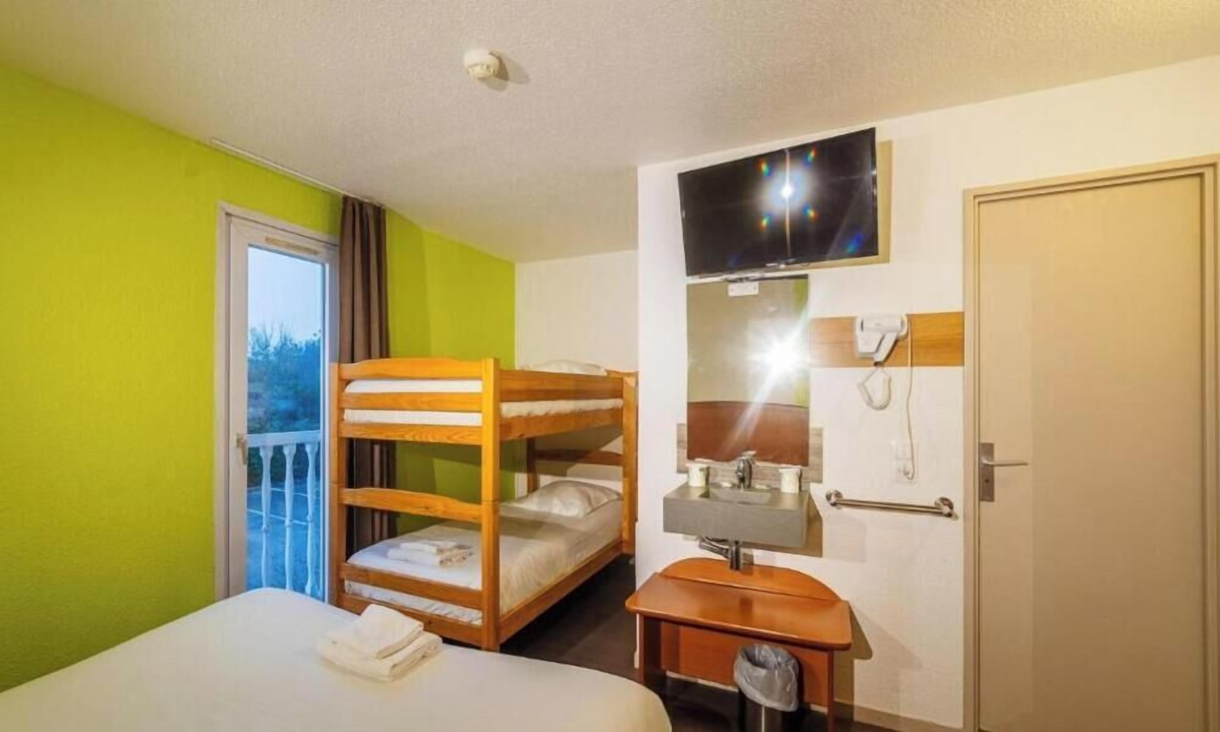 標準四人房 | 書桌、熨斗/熨衫板、免費嬰兒床、免費 Wi-Fi