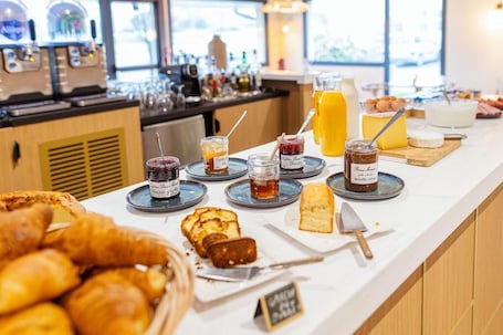 Café da manhã com buffet todos os dias (EUR 8 por pessoa) . B Hotel Troyes Aéroport