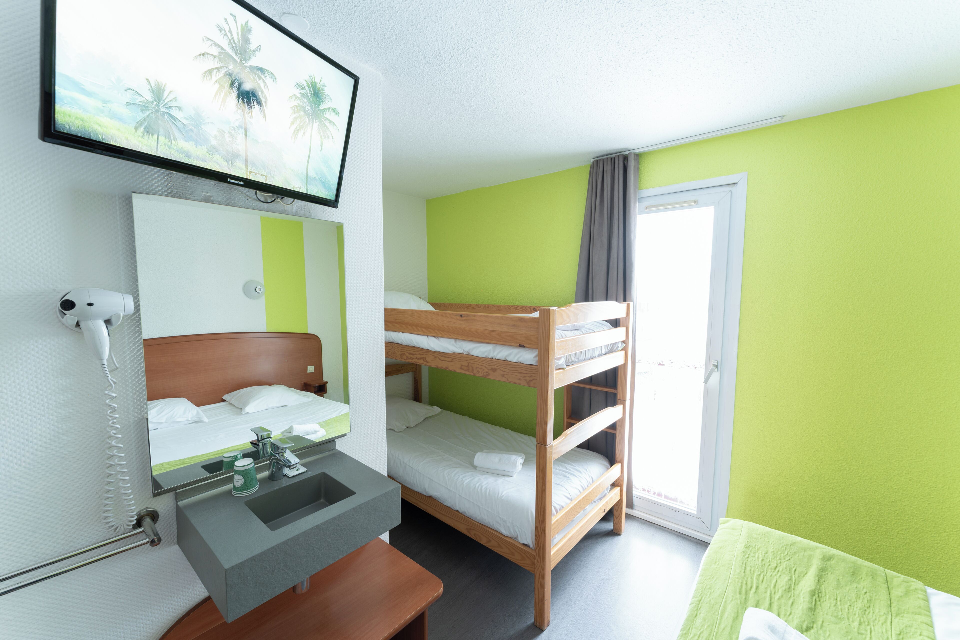 Bureau, fer et planche à repasser, lits bébé (gratuits), Wi-Fi gratuit