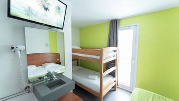 Standaard vierpersoonskamer | Een bureau, een strijkplank/strijkijzer, gratis babybedden, gratis wifi