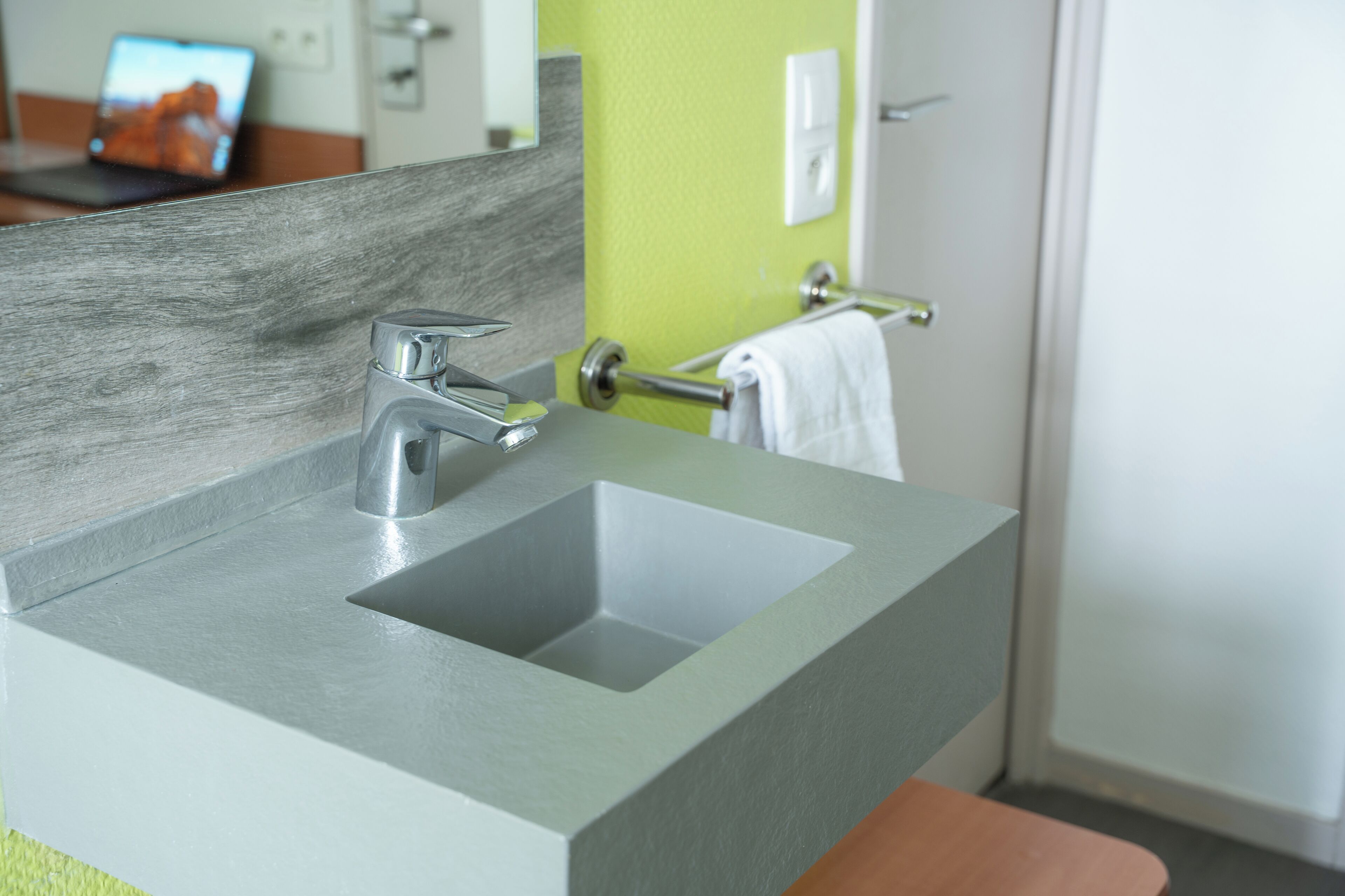 Douche, sèche-cheveux, serviettes fournies