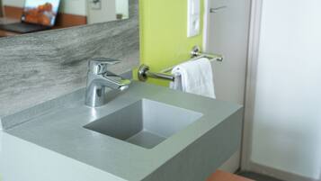 Douche, sĂšche-cheveux, serviettes fournies