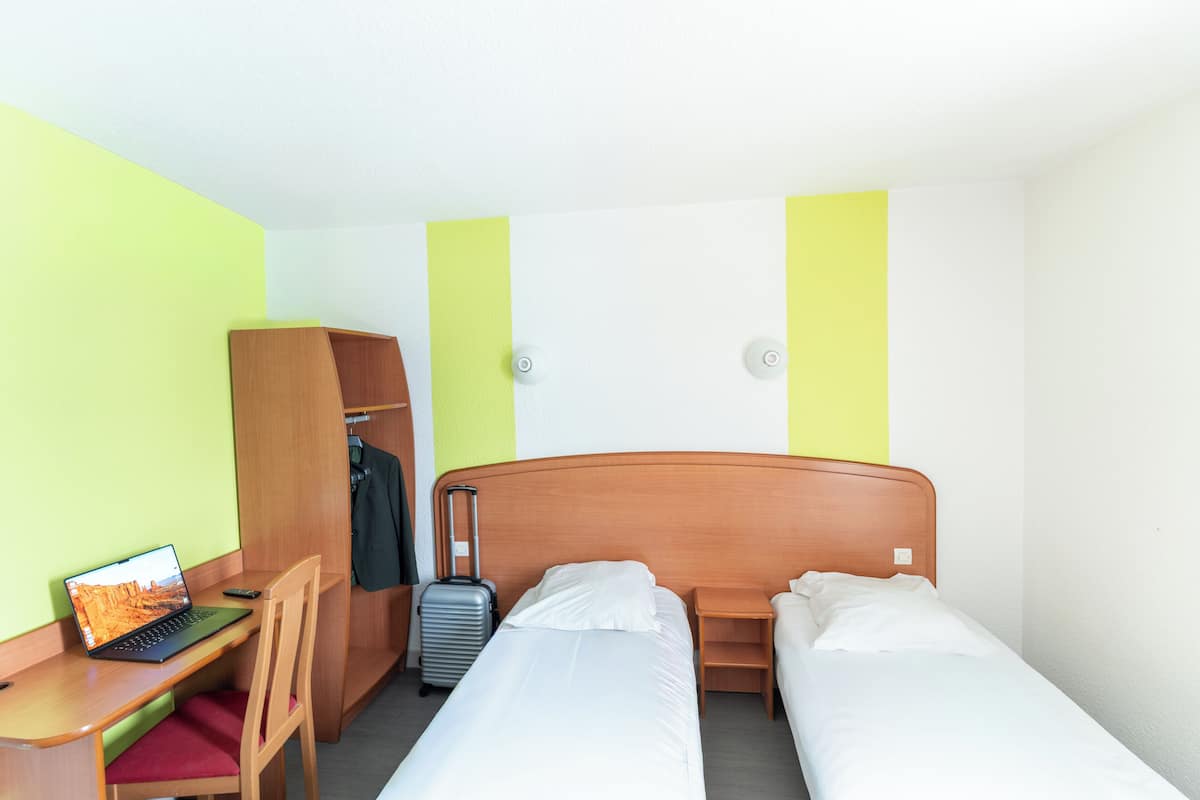 Twin Room | Desk, iron/ironing board, free cots/infant beds, free WiFi