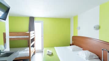 Chambre Familiale | Bureau, fer et planche à repasser, lits bébé (gratuits), Wi-Fi gratuit