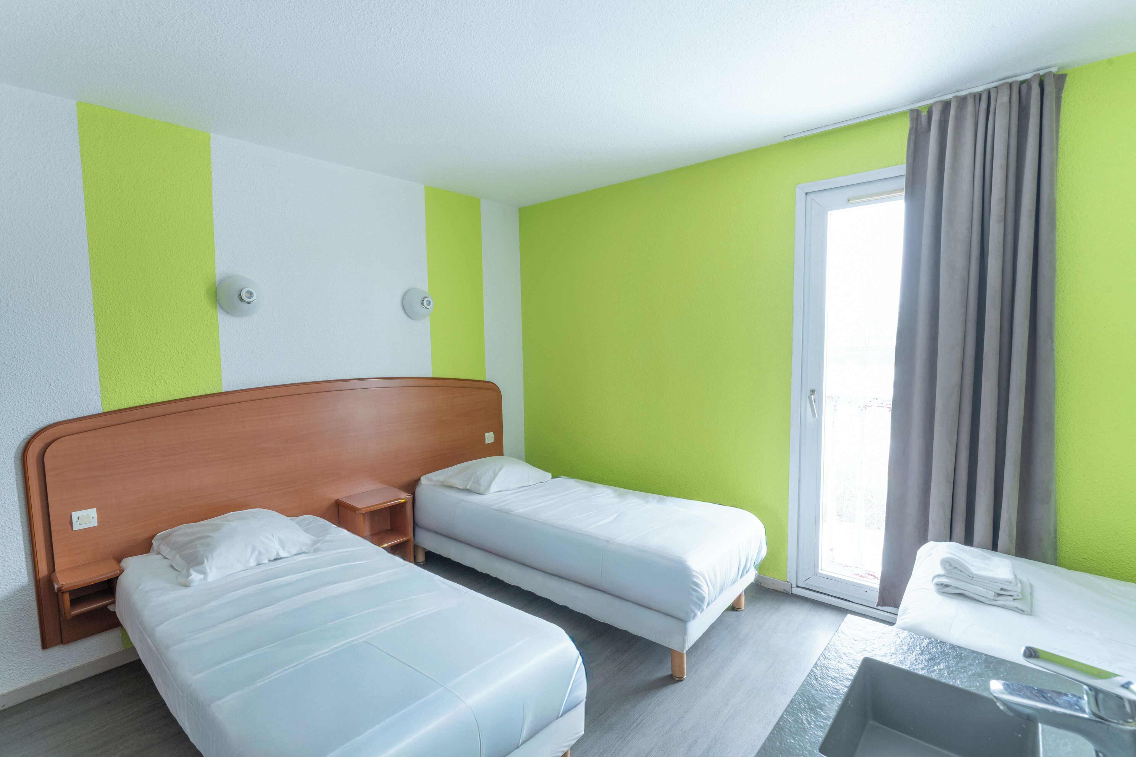 Bureau, fer et planche à repasser, lits bébé (gratuits), Wi-Fi gratuit