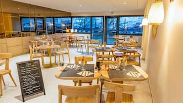 供应晚餐,法国菜,室外就餐