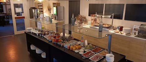 Dagelijks ontbijtbuffet (EUR 12 per persoon)