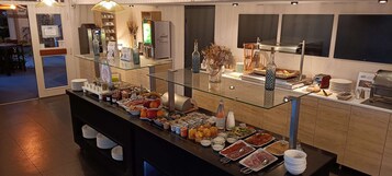 Desayuno buffet diario (EUR 13 por persona)