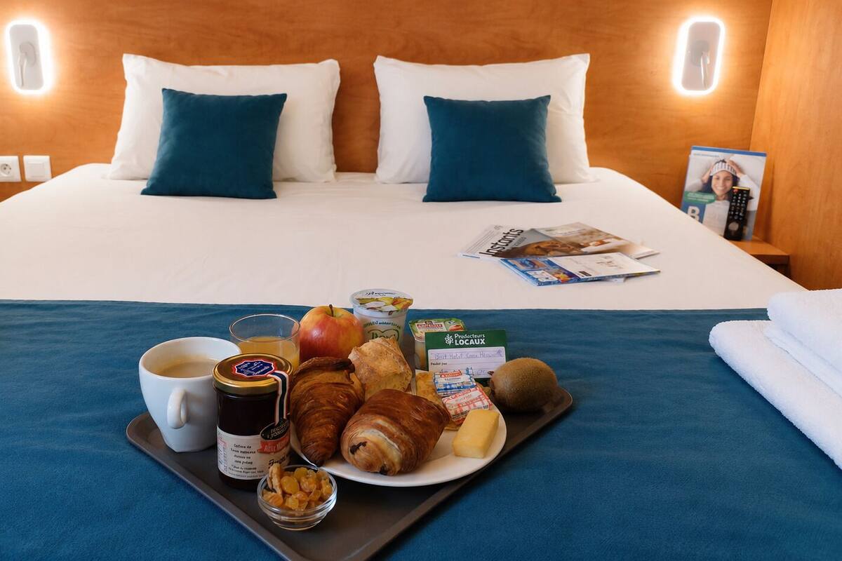 Chambre Double Confort, 1 grand lit | Literie de qualité supérieure, bureau, rideaux occultants, Wi-Fi gratuit
