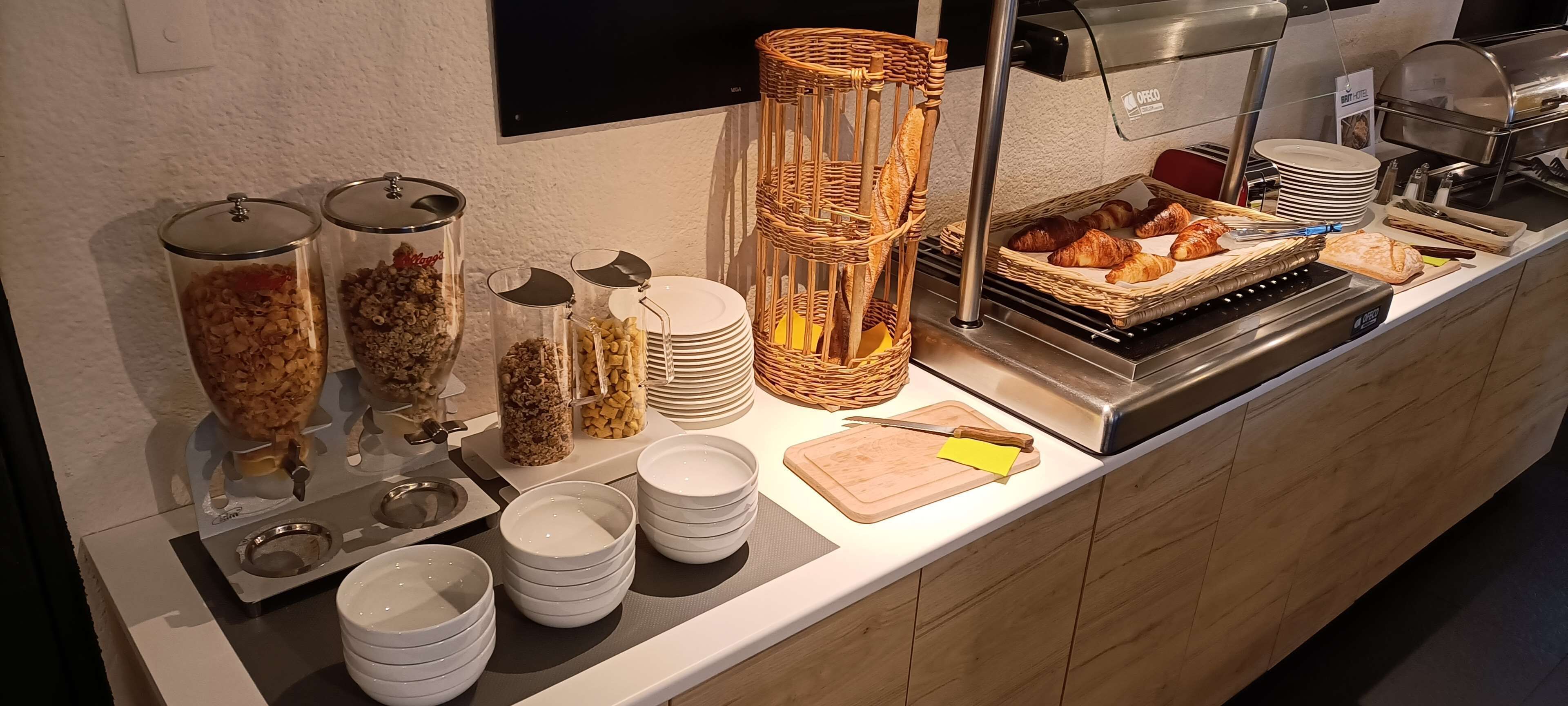 Daily buffet breakfast (EUR 12 per person)