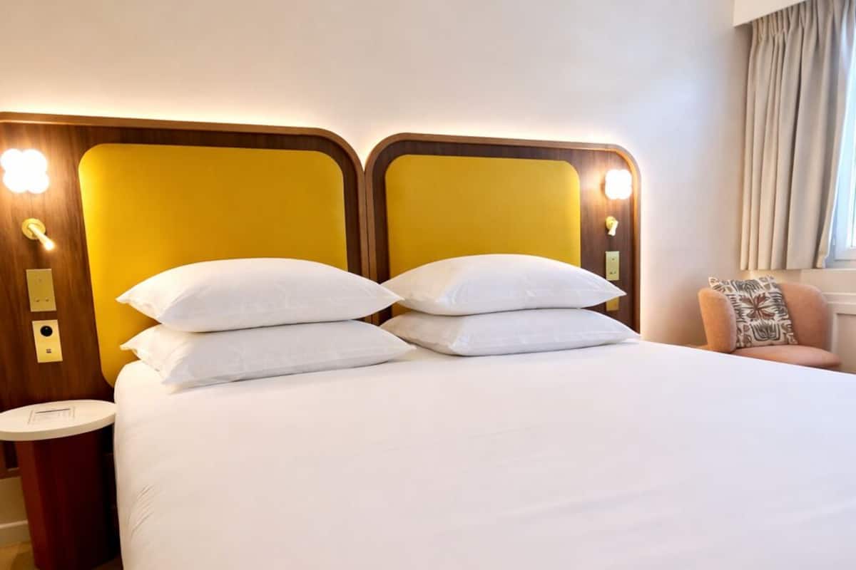 Ylelliset vuodevaatteet, pillowtop-patjalliset sängyt, minibaari