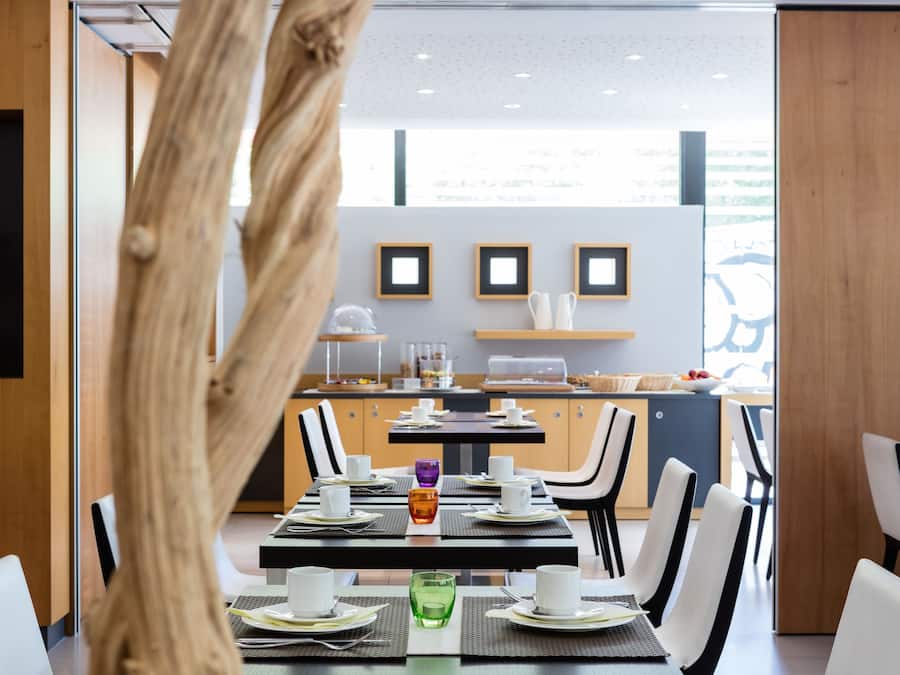 Daily continental breakfast (EUR 14 per person)