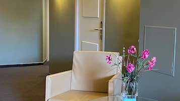 Ropa de cama de alta calidad, colchones con pillow-top y minibar