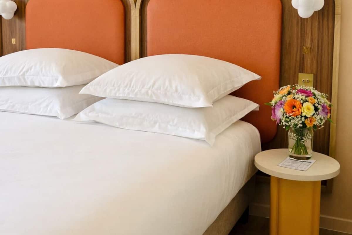 Ylelliset vuodevaatteet, pillowtop-patjalliset sängyt, minibaari