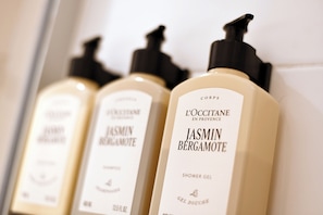 Een haardroger, handdoeken, zeep, shampoo