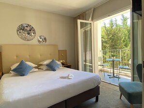 Perhehuone | Ylelliset vuodevaatteet, pillowtop-patjalliset sängyt, minibaari