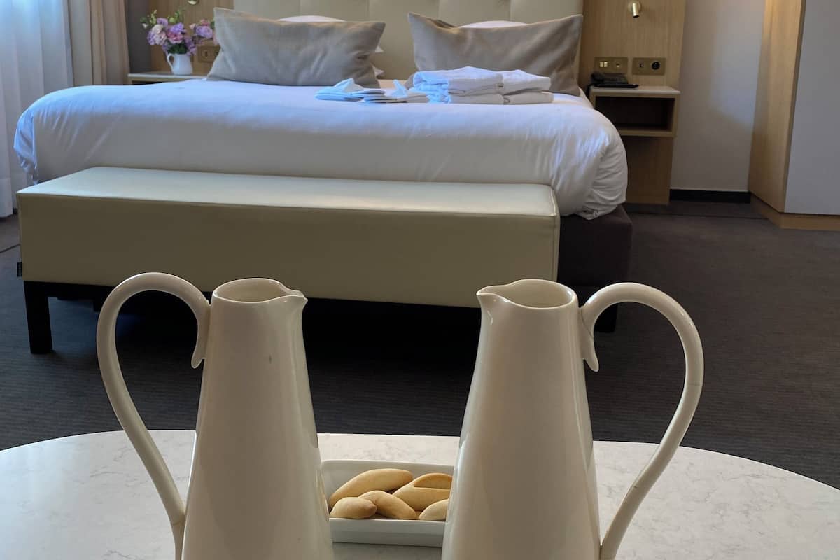 Ropa de cama de alta calidad, camas con pillow-top y minibar