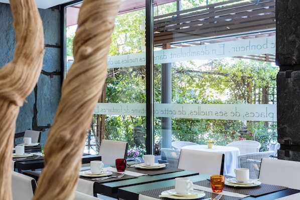 Daily continental breakfast (EUR 14 per person)