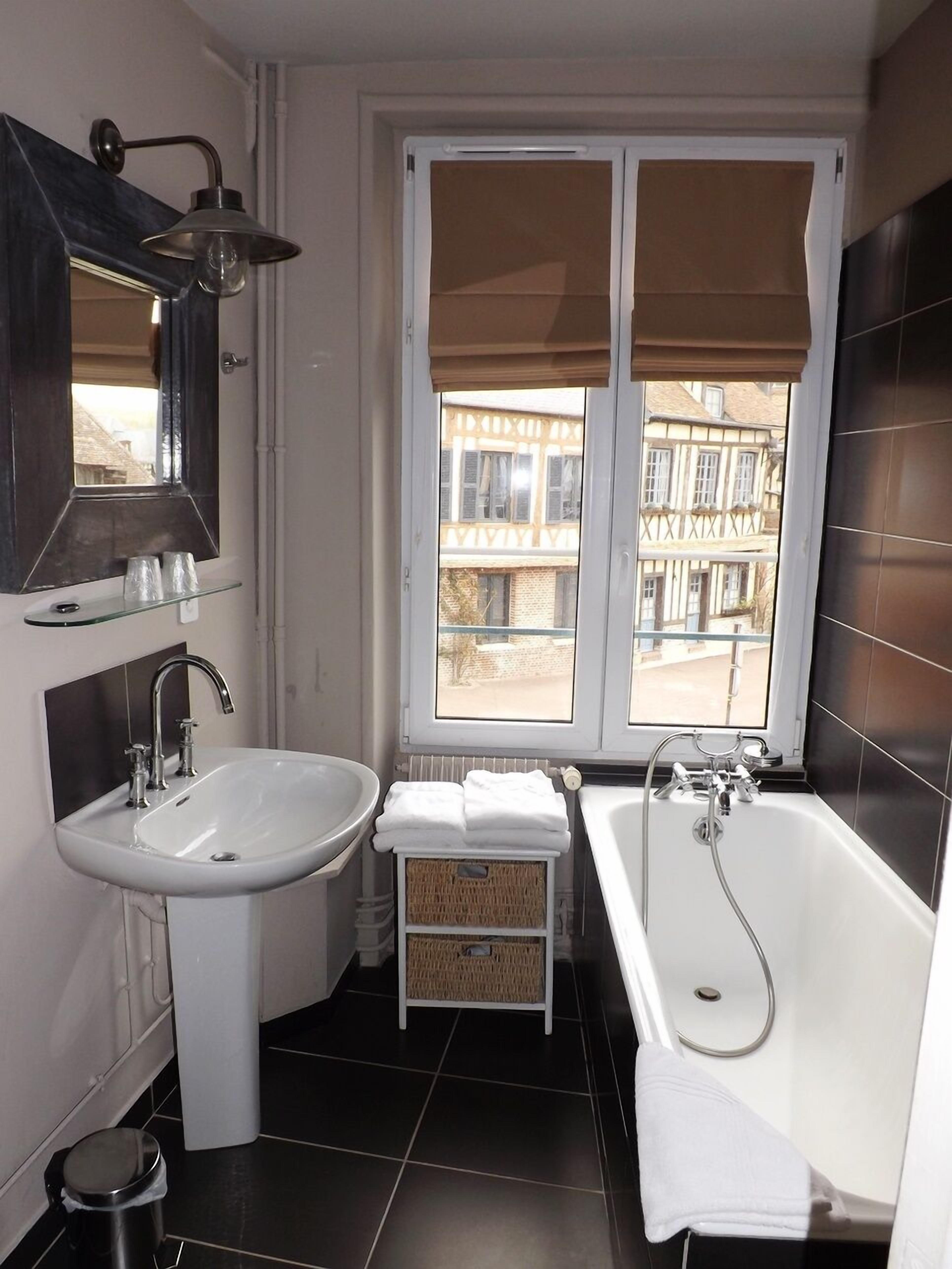 double room (privilege) | bathroom | free toiletries, hair dryer, towels
