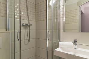 Kamar Keluarga | Shower kamar mandi