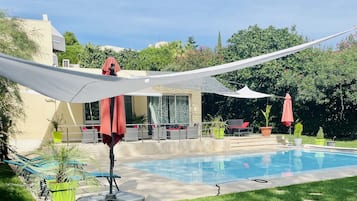 Utomhuspool och solstolar