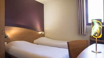 Comfort Twin Room, 2 Single Beds | Premium bedding, in-room safe, desk, laptop workspace