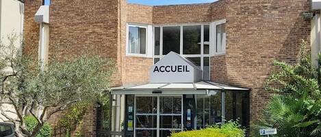 A building with a sign reading 'The Originals City' and 'ACCUEIL' indicating a hotel entrance.