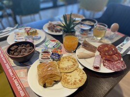 Café da manhã com buffet todos os dias mediante uma taxa