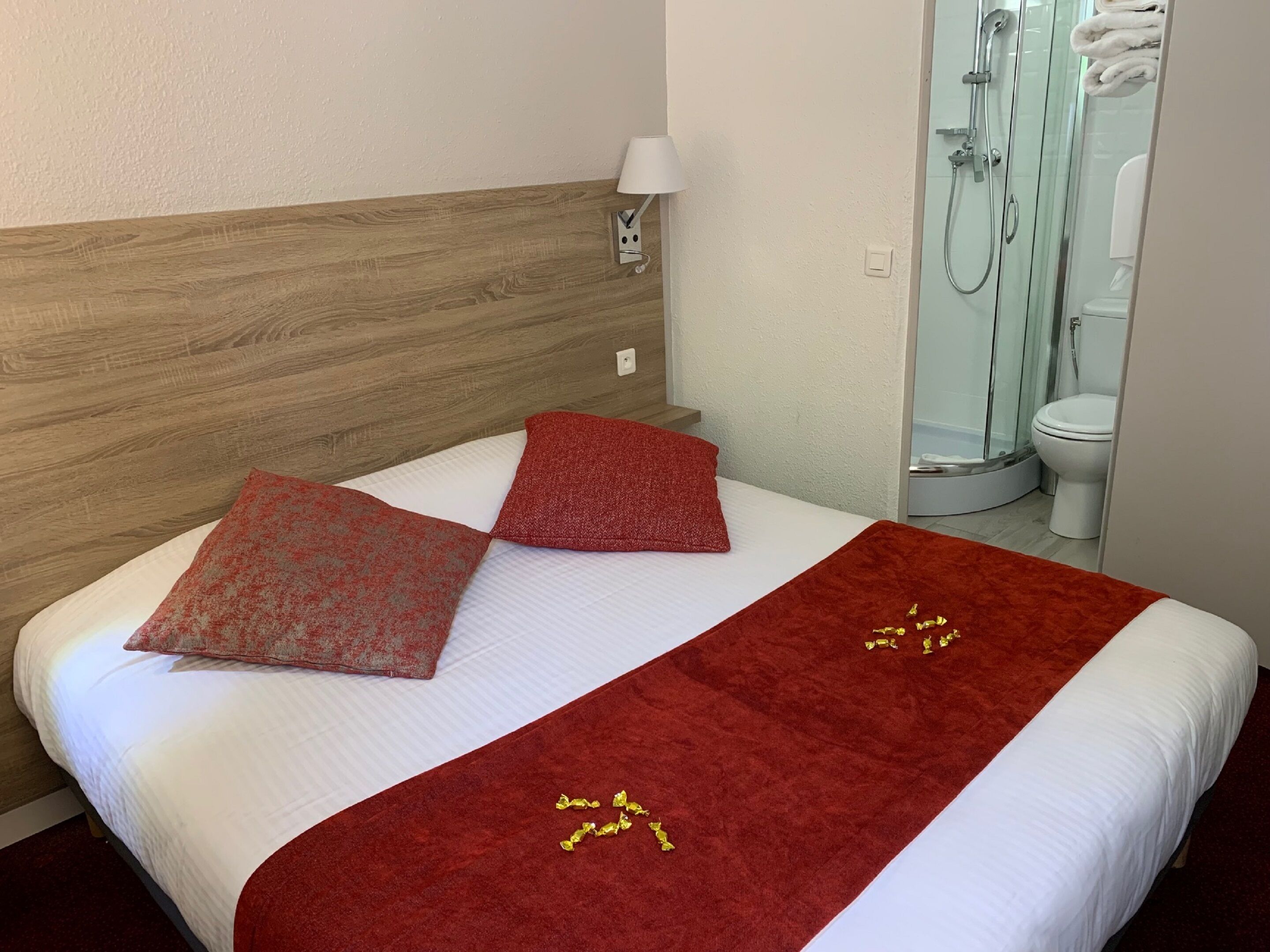 Ropa de cama de alta calidad y caja de seguridad en la habitación 