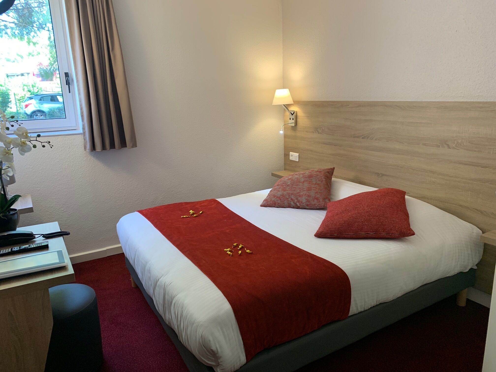 Premium bedding, in-room safe, desk, laptop workspace