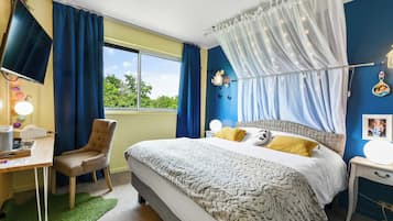 Superior tweepersoonskamer | Een kluis op de kamer, een bureau, geluiddichte muren