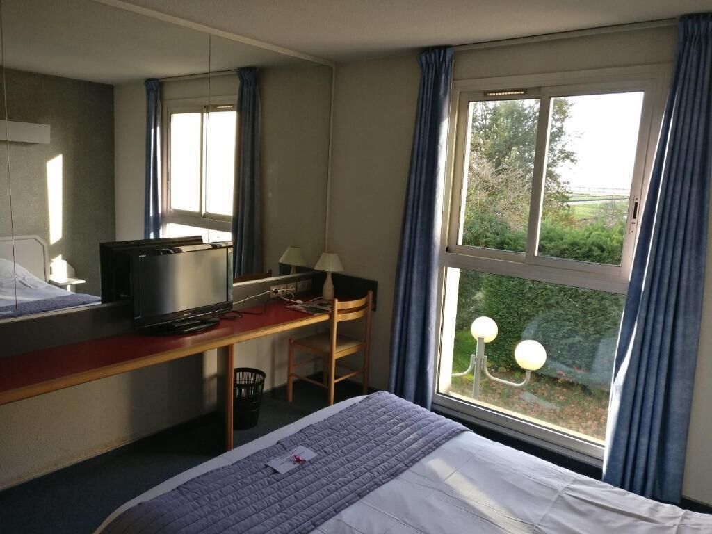 In-room safe, desk, soundproofing, iron/ironing board (on request)