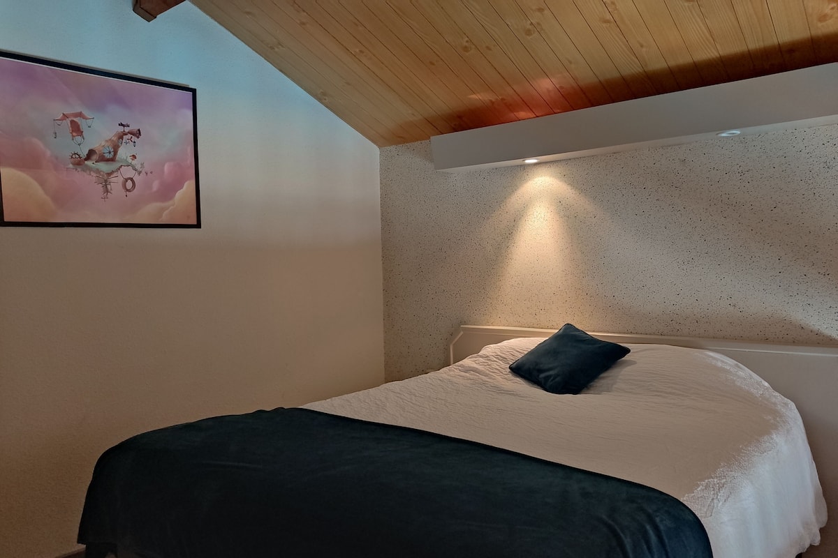 Habitación triple clásica, vista a la alberca | Caja de seguridad en la habitación, escritorio y insonorización