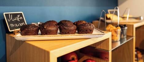 Desayuno buffet diario (EUR 13 por persona)