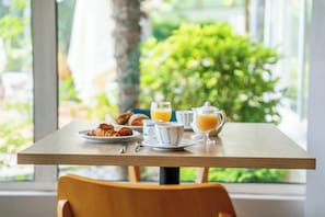 Daily buffet breakfast for a fee -   Logis Hôtel et Restaurant Ludik (Bergerac)