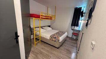 Kolmen hengen perushuone | Yksilöllisesti sisustettu, yksilöllisesti kalustettu, työpöytä