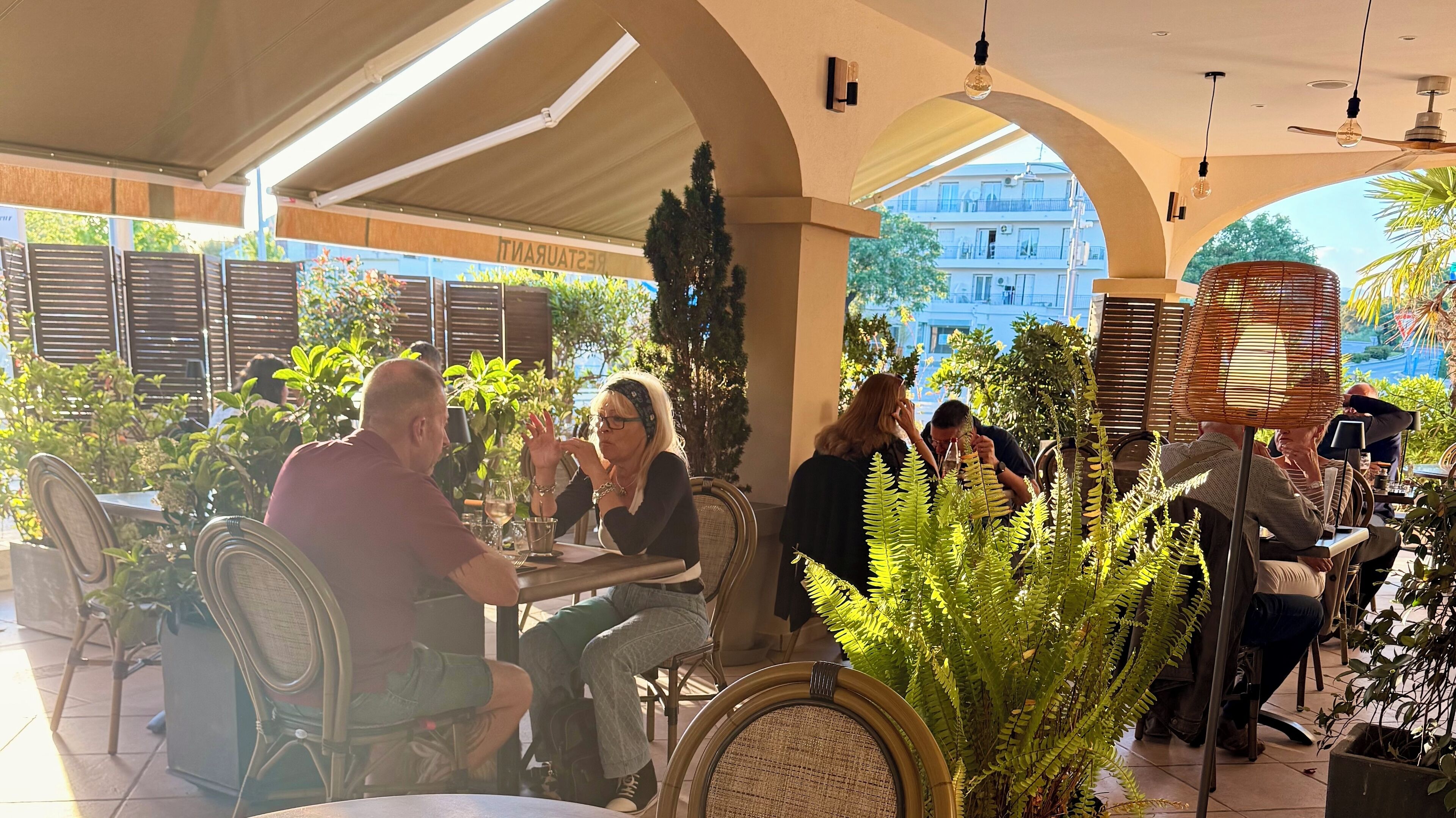 Melayani sarapan, makan siang, makan malam; sajian masakan Prancis 