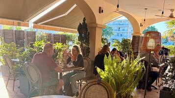 Melayani sarapan, makan siang, makan malam; sajian masakan Prancis