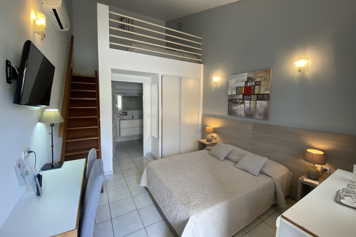 Premium bedding, individually decorated, individually furnished, desk