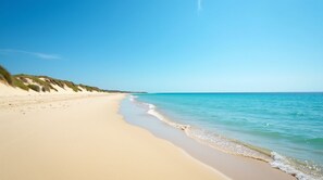 Ubicación cercana a la playa y arena blanca
