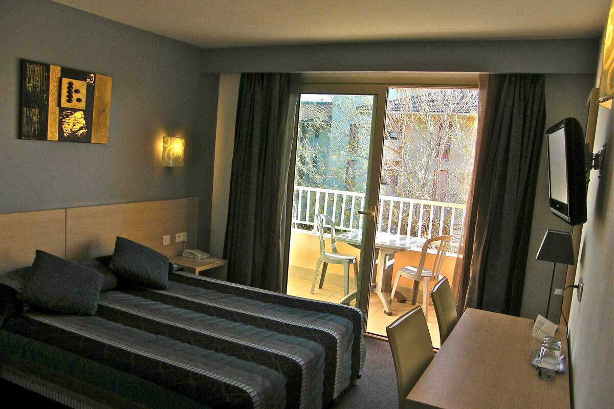 superior double room, balcony, courtyard area | premium bedding, individually decorated, individually furnished, desk
