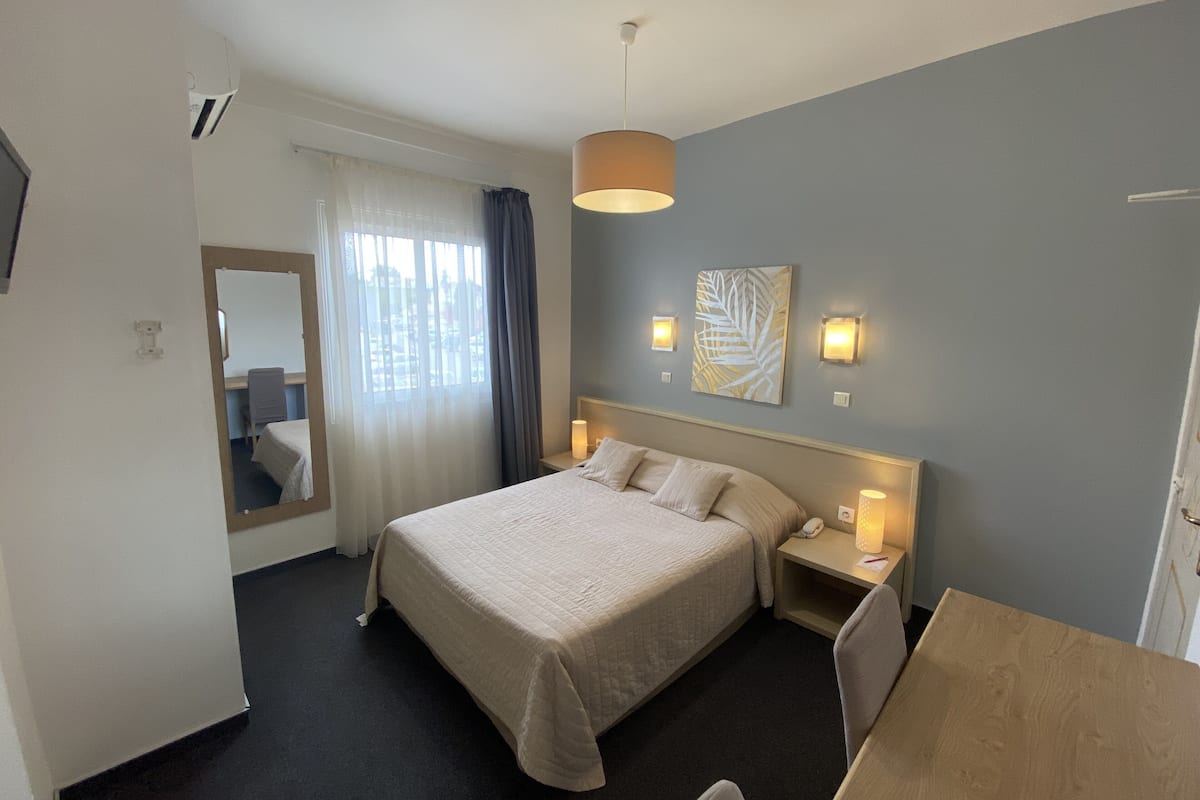 Premium bedding, individually decorated, individually furnished, desk